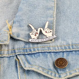 Broche émaillée créative avec design de geste de la main et badge à slogan en anglais.