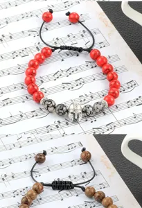 Close-up van de kralenarmband met een unieke legering helmbedel en turquoise stenen kralen.
