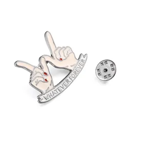Broche en émail tendance avec design de gestes de la main et bandeau pour vos vêtements.