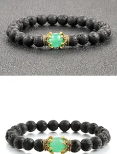 Nahaufnahme des Lava-Stein-Perlenarmbands mit feiner Kronen-Charm-Textur und edlem Design.
