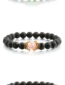 Detailansicht des schwarzen Lava-Stein-Perlenarmbands mit rosa Kronen-Mittelkristall-Design.