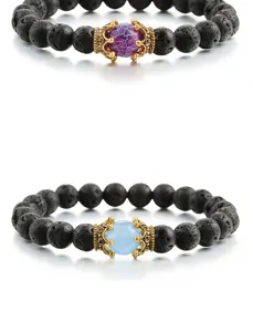 Detailaufnahme von Lavastein Perlenarmbändern mit goldenen Kronen-Zwischenperlen und Steinen.