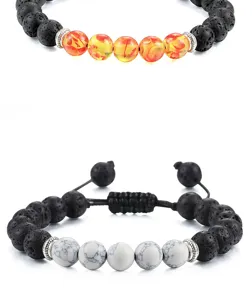 Gedetailleerd overzicht van lavasteen en hars kralen verstelbare gevlochten yoga armbanden.