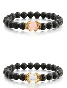 Detailansicht aus Natur-Vulkanstein-Perlenarmbändern mit goldenen Kronen-Mittelsteinen.