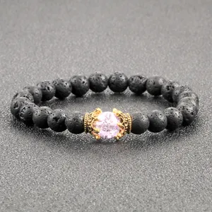 Schwarzes Lavastein Perlenarmband mit goldener Krone rosa Kristall Mittelstueck fuer Mode.