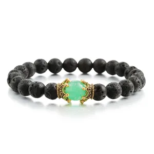 Schwarzes Lavastein Perlenarmband mit grünem Mittelstein und goldener Krone Akzent.