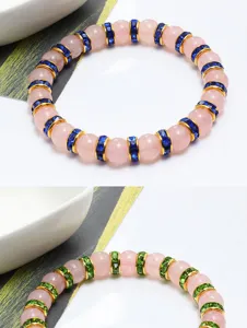 Bracciale di perle di quarzo rosa con distanziatori di strass scintillanti, vista dettagliata.