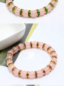 Dettaglio in primo piano del braccialetto in pietra preziosa di quarzo rosa con strass.