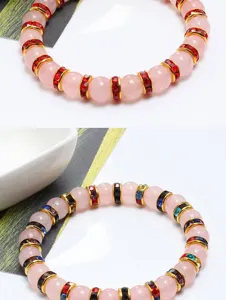 Dettaglio bracciale di perle in quarzo rosa, cristallo rosa con anelli distanziatori in strass.
