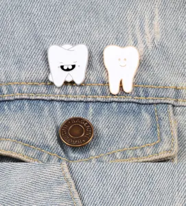 Schattige cartoon tand emaille speld set, creatieve medische broche voor denim jasje detail.