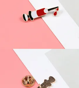 Gedetailleerd close-up van de schattige spuit emaille broche met sluiting achterkant.