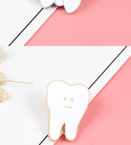 Schattige tanden vorm geëmailleerde broche, roze achtergrond detail voor leuke accessoires.
