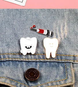 Leuke tand en spuit geëmailleerd pin set, cartoon medische broche voor jassen en tassen.