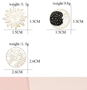 Conjunto de broches de aleación en blanco y negro con diseños de sol, luna y olas.