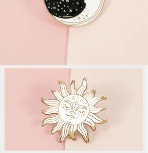 Detalles del broche esmaltado de sol y luna en blanco y negro, insignia celestial.