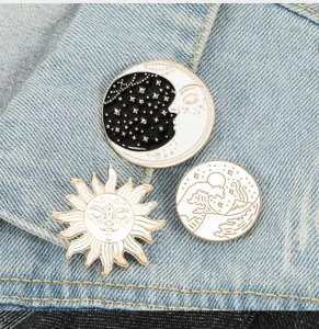 Conjunto de broches de esmalte en blanco y negro con diseños de sol, luna y olas.