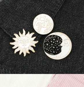 Conjunto de pines esmaltados de sol luna ola negro y blanco, broche de aleación insignia