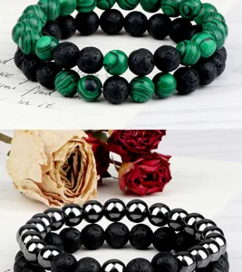 Vue détaillée de l'ensemble de bracelets de perles en pierre de lave noire et malachite.