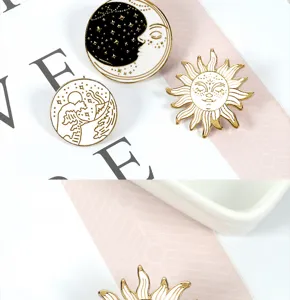 Conjunto de broches de esmalte celestial en blanco y negro con diseños de sol, luna y olas.
