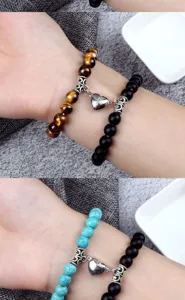 Vue détaillée des bracelets de perles magnétiques de couple avec des perles en pierre.