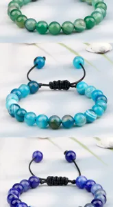 Vue de détail rapprochée de bracelets de perles en agate rayée colorée avec cordon tressé.