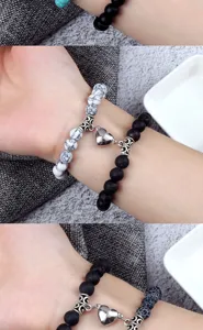 Bracelets de couple magnétiques avec perles de lave noire et howlite blanche cœur aimant.