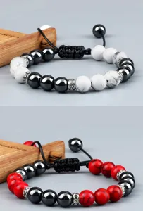 Handgemaakte edelsteen kraal armband met verstelbaar gevlochten touw, stijlvol koppel sieraden detail.