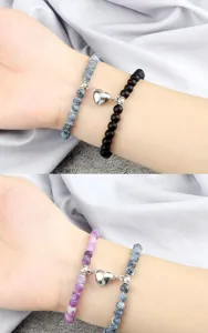 Set di bracciali di coppia magnetici con ciondolo a cuore per fidanzati e amici dettaglio.