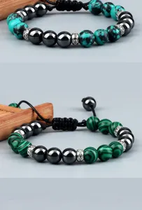 Detailweergave van geweven yogaarbanden met hematiet en turquoise kralen en legering.