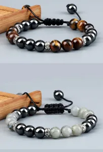 Gedetailleerd uitzicht van handgemaakte edelsteen gevlochten armband met kralen.