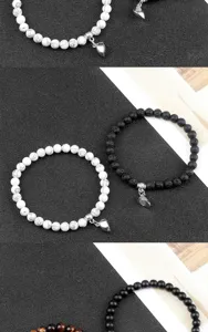Set di braccialetti di perle con attrazione magnetica in pietra naturale e chiusura.