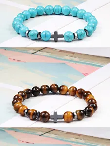 Gedetailleerd overzicht van natuurstenen kralenarmbanden met prachtige kruisbedels.