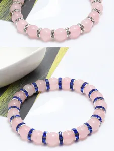 Dettaglio bracciale in quarzo rosa dolce con perline rotonde e distanziatori in strass.