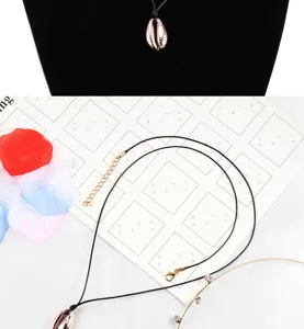 Detailansicht der koreanischen Muschel-Anhänger-Choker-Halskette mit schwarzem Kordel.