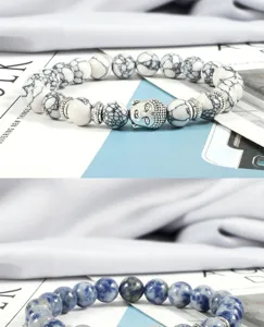 Perlenarmband aus Naturstein mit Metall-Zwischenteilen und Buddha-Anhänger im Detail.