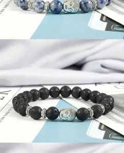 Detailansicht von Naturstein- und Lavaperlen-Armbändern mit Buddha-Kopf-Anhängern.