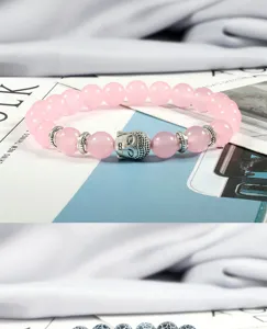Rosenquarz Perlenarmband mit Legierungsabstandshalter und Buddha Kopf Anhänger, Detailansicht.