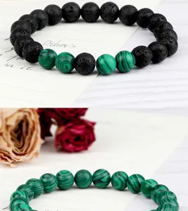 Vue détaillée d'un bracelet de perles en pierre de lave noire et malachite.
