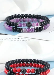 Gedetailleerde close-up van de kraal armband set met matte zwarte en paarse agaatstenen.