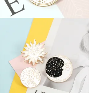 Juego de broches de aleación de sol y luna blanco y negro, exquisito pin de solapa celeste.