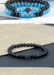 Detailopname van kralenarmbandset met zwarte matte stenen en kristallen pave-bal.