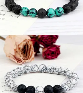 Vue de détail du bracelet de perles en pierre de lave naturelle et turquoise.
