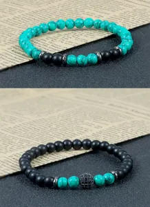 Gedetailleerd overzicht van stenen kralenarmband met turquoise en matte zwarte kralen.