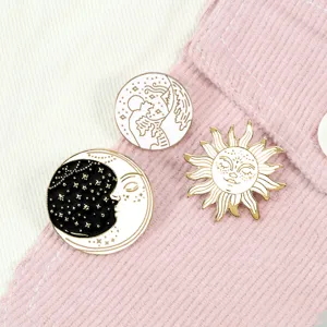 Set de broche de esmalte sol luna ola negro y blanco, insignia de aleación celeste.
