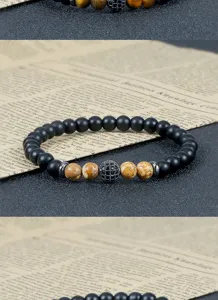 Kralenarmband met matte zwarte stenen, tijgeroog en strass bal voor heren en dames.
