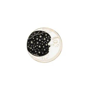Broche de luna celestial en blanco y negro con pin de esmalte de estrellas doradas.