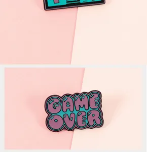 Broche de pin esmaltado con diseño retro game over creativo para la ropa y mochilas.