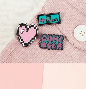 Lindo juego de pines esmaltados retro de corazón pixel y mando, accesorio rosa.
