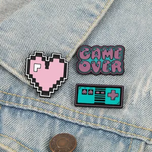 Broche de Esmalte de Corazón de Píxel Retro Creativo Pin de Solapa de Letra Game Over Insignia de Mando de Juego de Aleación Para Mochila Ropa Decoración Joyería Unisex