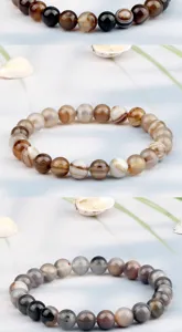Vue détaillée du bracelet en perles d'agate rayée avec texture naturelle et finition polie.